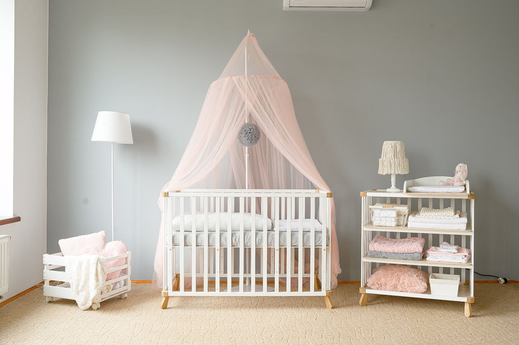 Berço de Bebé Thorin - Madeira de Faia e Carvalho Quarto de bebé com berço branco e rede de proteção cor-de-rosa