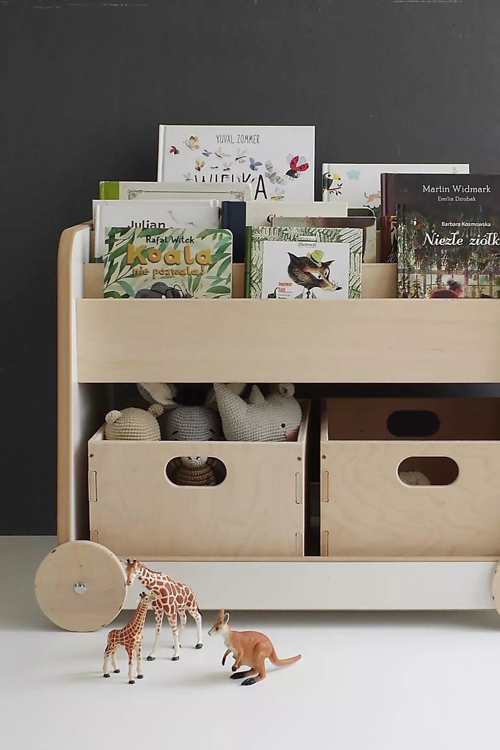 Estante de Madeira Sobre Rodas Estante de Madeira Sobre Rodas