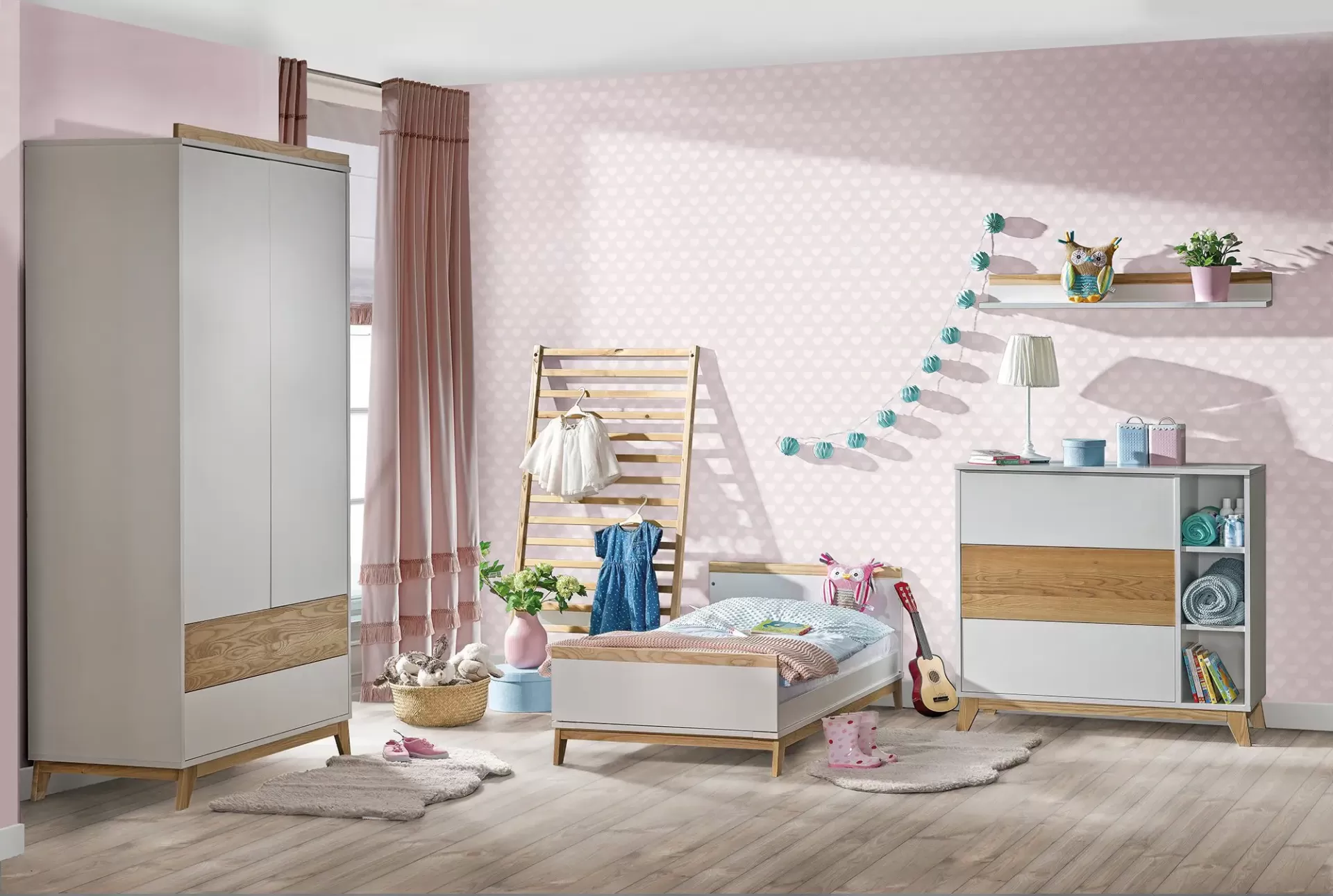 Cómoda com Trocador e Gavetas NORDIK Quarto infantil com móveis de madeira clara e branco e decoração cor-de-rosa