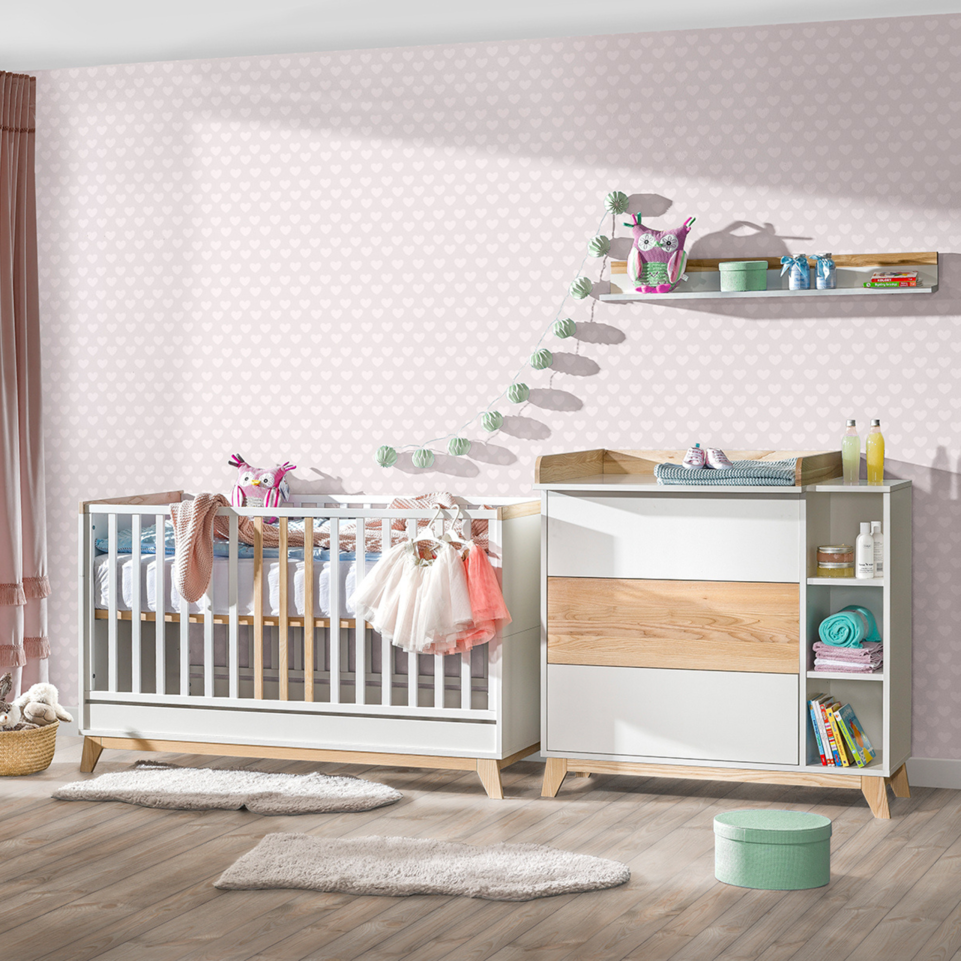 Cómoda com Trocador e Gavetas NORDIK Quarto de bebé com berço branco e madeira, cómoda, decoração e papel de parede rosa com corações