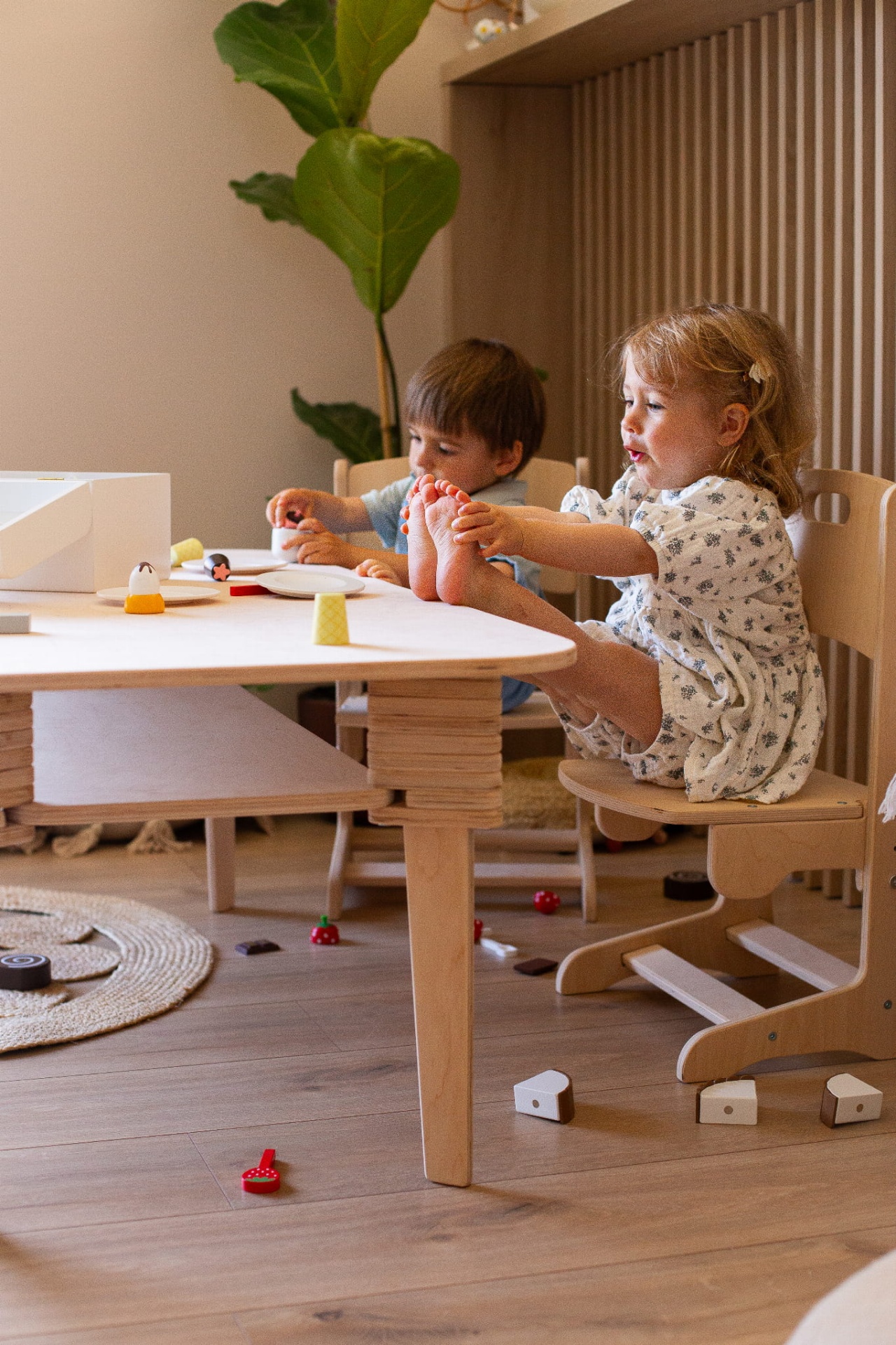 Conjunto de Mesa e Cadeiras Ajustáveis Conjunto de Mesa e Cadeiras Ajustáveis