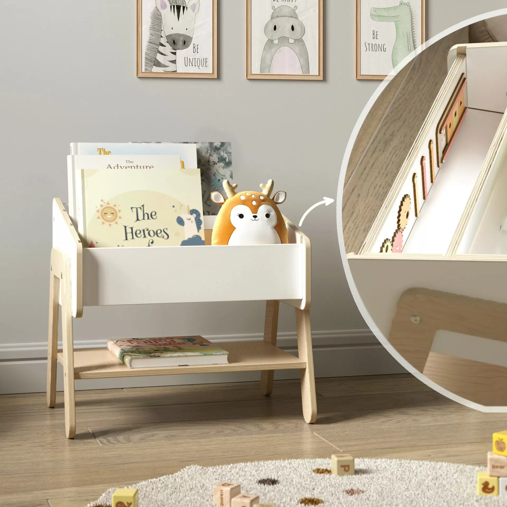 Estante/Cadeira Multifuncional LILU – Móvel 2 em 1 para Crianças Estante infantil em madeira clara com prateleira inferior e compartimento superior branco para livros e brinquedos, com livros e peluche, em ambiente infantil com quadros na parede.