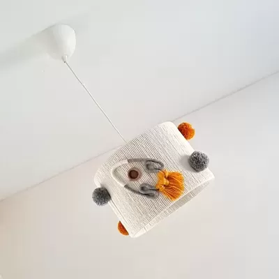 Candeeiro de teto pendente com cúpula branca e pompons coloridos.