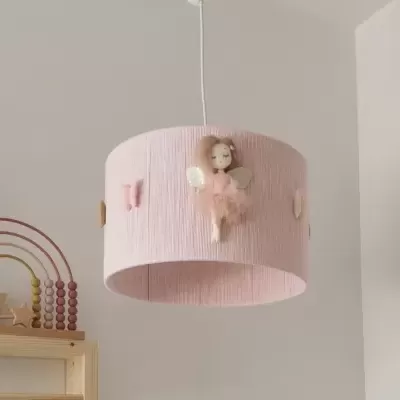 Abajur de teto infantil cor-de-rosa com fada de pano aplicada e decoração em ambiente infantil