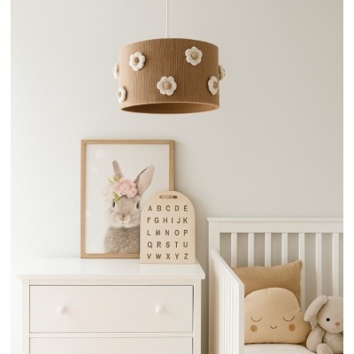 quarto infantil decorado com abajur de teto castanho com flores brancas, quadro de coelho, quadro do alfabeto, comoda branca e berço com almofada e peluche