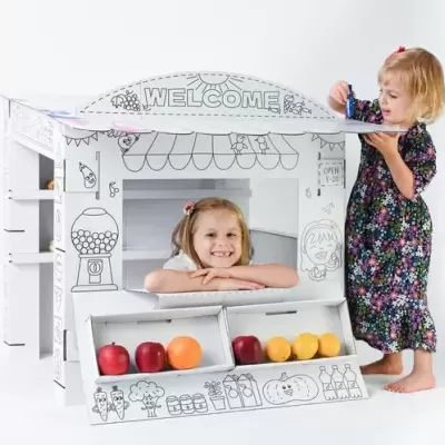 Banca branca de papelão com desenhos para colorir e crianças brincando