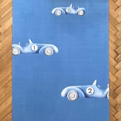 Tapete azul com desenhos de carros desportivos e números 1, 2 e 3