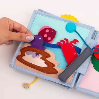 Brinquedo de tecido macio com figuras de animais coloridos em feltro