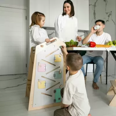 Jogo educativo infantil em madeira com portas coloridas numa cozinha moderna