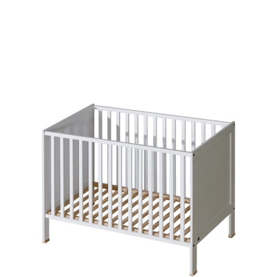 Berço branco de madeira com grades verticais e base em ripas de madeira