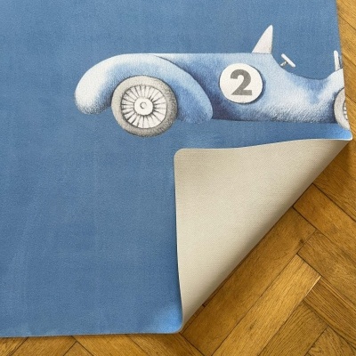 Tapete azul com carro de corrida e número 2 sobre chão de madeira