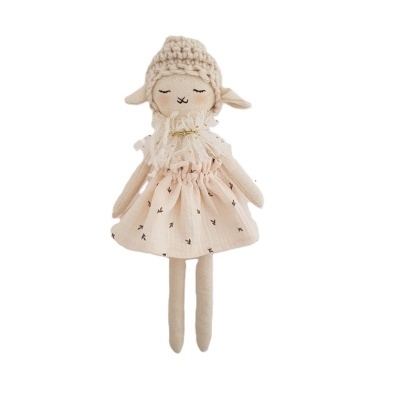 Boneca de peluche ovelha com saia rosa clara e lenço bege