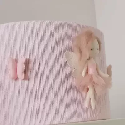 Abajur rosa com fada de tecido e borboletas decorativas