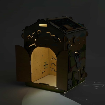 Caixa de atividades infantil em madeira natural com portas abertas e interior iluminado