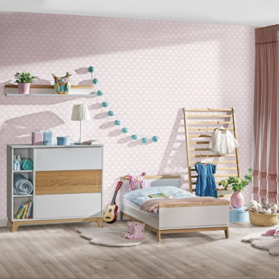 Quarto infantil com cama, cómoda, papel de parede rosa com corações e cortinas rosa