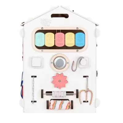 Painel frontal branco de brinquedo educativo em forma de casa com números coloridos e vários elementos de madeira e texturas.