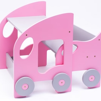 Carrinho de brinquedo rosa e cinza em madeira com rodas e assento branco