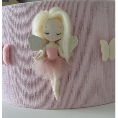 Cilindro rosa texturizado com fada de tecido loira e asas brilhantes