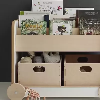 Estante de Madeira Sobre Rodas