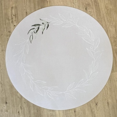 Tapete redondo branco com padrão de folhas em relevo e folhas verdes pintadas