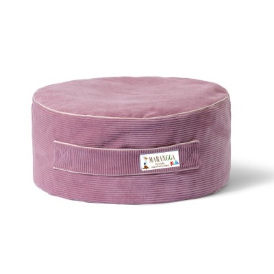 Almofada ou puff redondo rosa de veludo cotelê com alça lateral e etiqueta MARANGA MADE IN USA