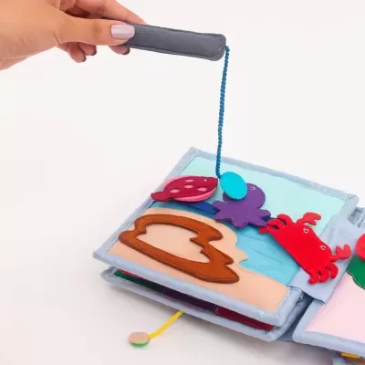 Livro de pano interativo com figuras marinhas e varinha magnética