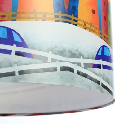 Parte lateral de abajur com estampa de carros azuis, cercas e prédios coloridos