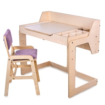 Mesa de madeira clara com tampos e compartimentos ao lado de cadeira de madeira com assento lilás