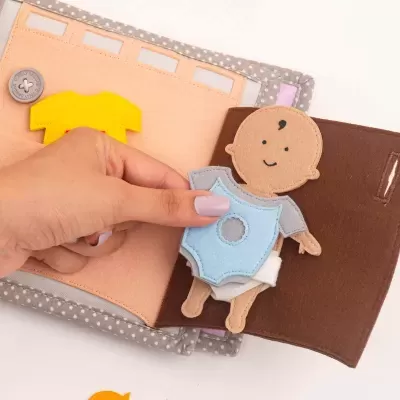 Livro tecido infantil com boneco removível azul