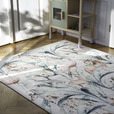 Tapete com estampa de flamingos e plantas em tons suaves sobre chão de madeira