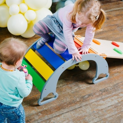 Brinquedo infantil em madeira colorida com crianças a brincar