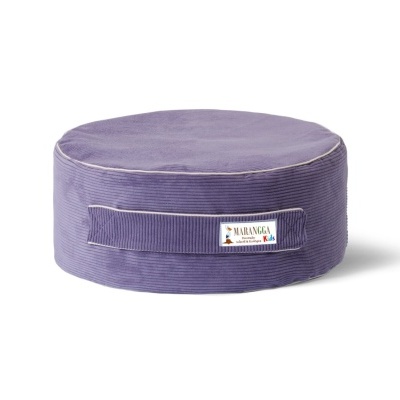 Pufe redondo roxo em tecido canelado com etiqueta