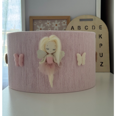 Candeeiro rosa claro com fadas e borboletas de feltro em quarto infantil