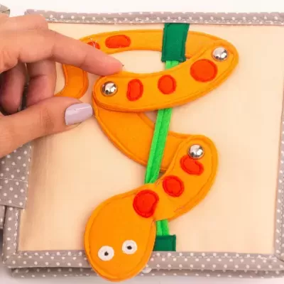 Ursinho Esconde Esconde - Mini livro sensorial de 6 páginas