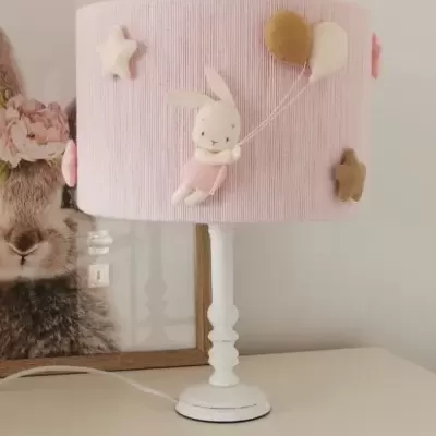 Candeeiro de mesa rosa com decoração de coelho e estrelas em tecido