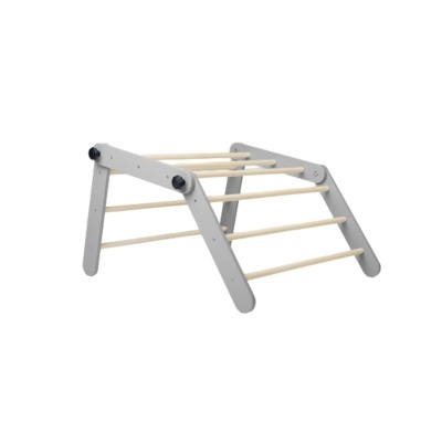 Estrutura de madeira cinzenta com varas de madeira natural forma uma rampa triangular