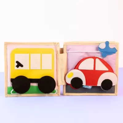 Livro infantil de tecido com autocarro amarelo e carro vermelho