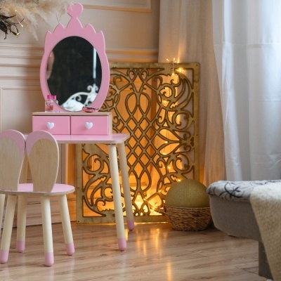 Conjunto infantil de penteadeira e cadeira rosa e branco com espelho oval