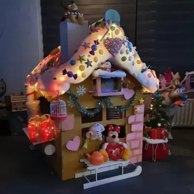 Casa decorativa de Natal com peluches e enfeites de Natal