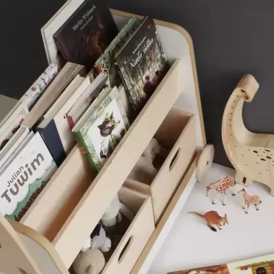 Estante de Madeira Sobre Rodas