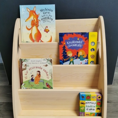 Estante de madeira com livros infantis coloridos