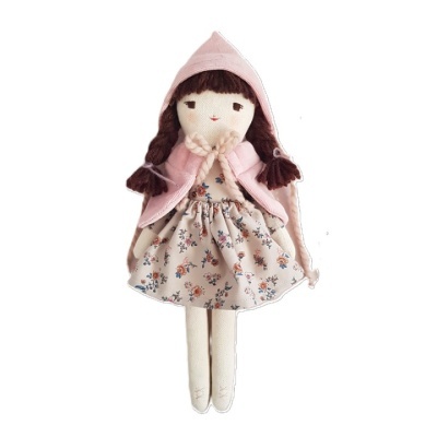 Boneca de pano com vestido floral bege e capa rosa com capuz