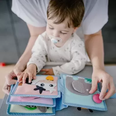 Abelhinha - Mini Livro Sensorial de 6 Páginas