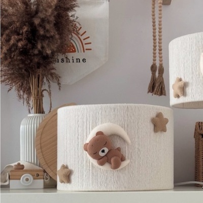 Candeeiro infantil branco com ursinho e lua em tecido texturizado