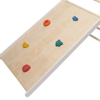 Tabuleiro de madeira claro com pegas de escalada coloridas