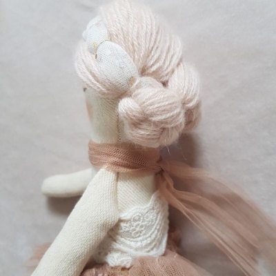 Boneca de tecido com cabelo em lã creme e vestido em tule cor de rosa