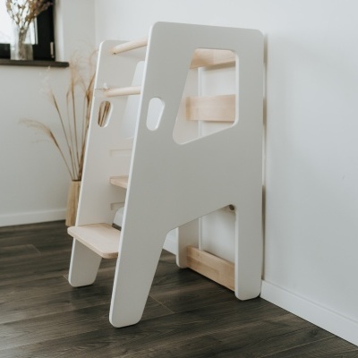 Escada infantil de madeira branca e natural num ambiente interior