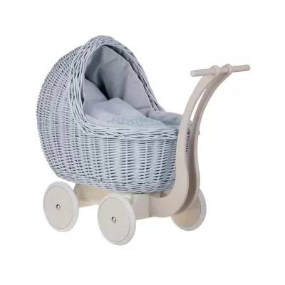Carrinho de boneca em vime cinzento com rodas e alça em madeira bege claro