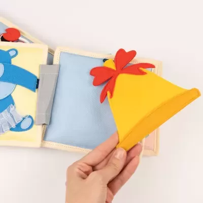 Livro de pano para bebé com figuras de feltro coloridas