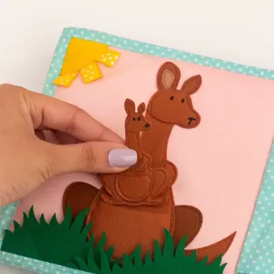 Girafa Jolly - MINI Livro Sensorial de 6 páginas